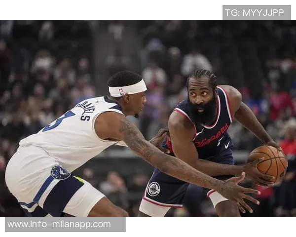 哈登首节表现抢眼送出8助攻3分3篮板助力球队攻防转换